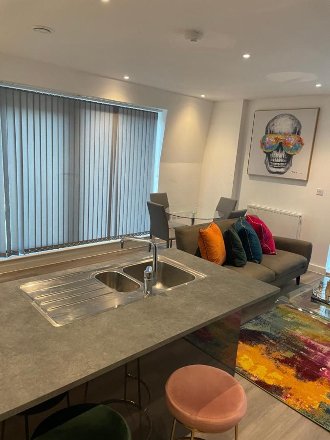 Lovely 2 Bed Apartment With Parking لندن المظهر الخارجي الصورة